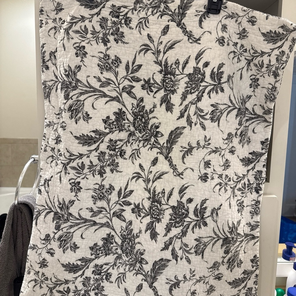 Laura Ashley Black and White Pillow sham ONE - Picture 2 of 7